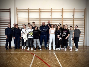 Uczestnicy i egzaminatorzy na sali sportowej