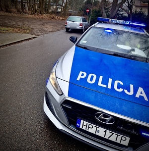 Policyjny radiowóz i auto