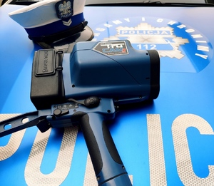 Miernik prędkości i fragment policyjnego radiowozu.