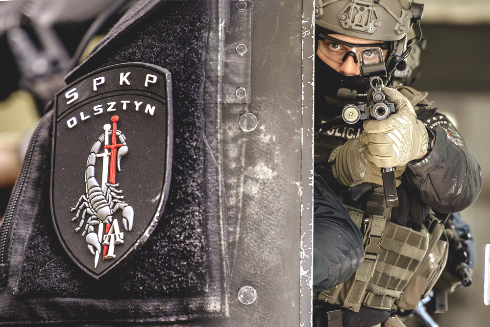 Naszywka i policjant Samodzielnego Pododdziału Kontrterrorystycznego Policji w Olsztynie