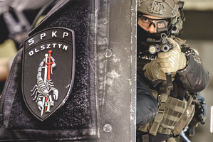 Naszywka i policjant Samodzielnego Pododdziału Kontrterrorystycznego Policji w Olsztynie