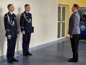 policjanci podczas uroczystości