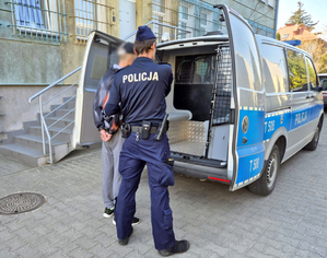 Policjant i zatrzymany mężczyzna.
