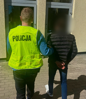 Policjant i zatrzymany mężczyzna.