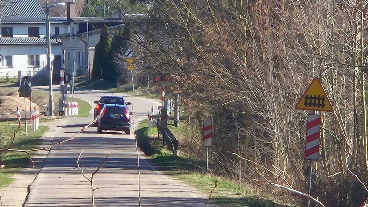Auta przed przejazdem kolejowym