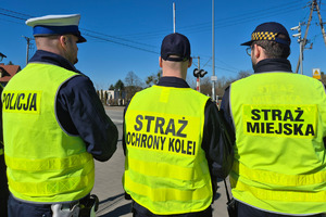 Policjant, strażnik ochrony kolei i strażnik miejski