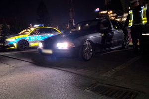 Policjanci podczas kontroli pojazdów