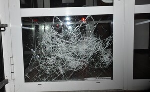 Wybita szyba w lokalu