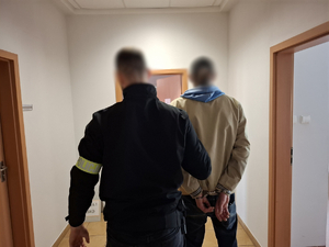 Policjant i zatrzymany mężczyzna.