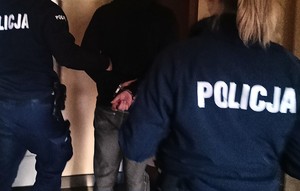 Policjanci i zatrzymany mężczyzna.
