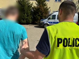 Policjant i zatrzymany mężczyzna.