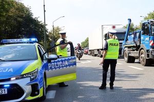 Policjanci na drodze.