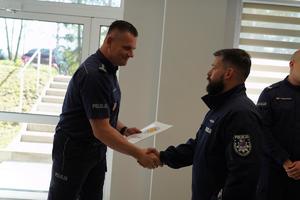 policjanci podczas zakończenia kursu