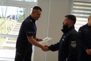 policjanci podczas zakończenia kursu