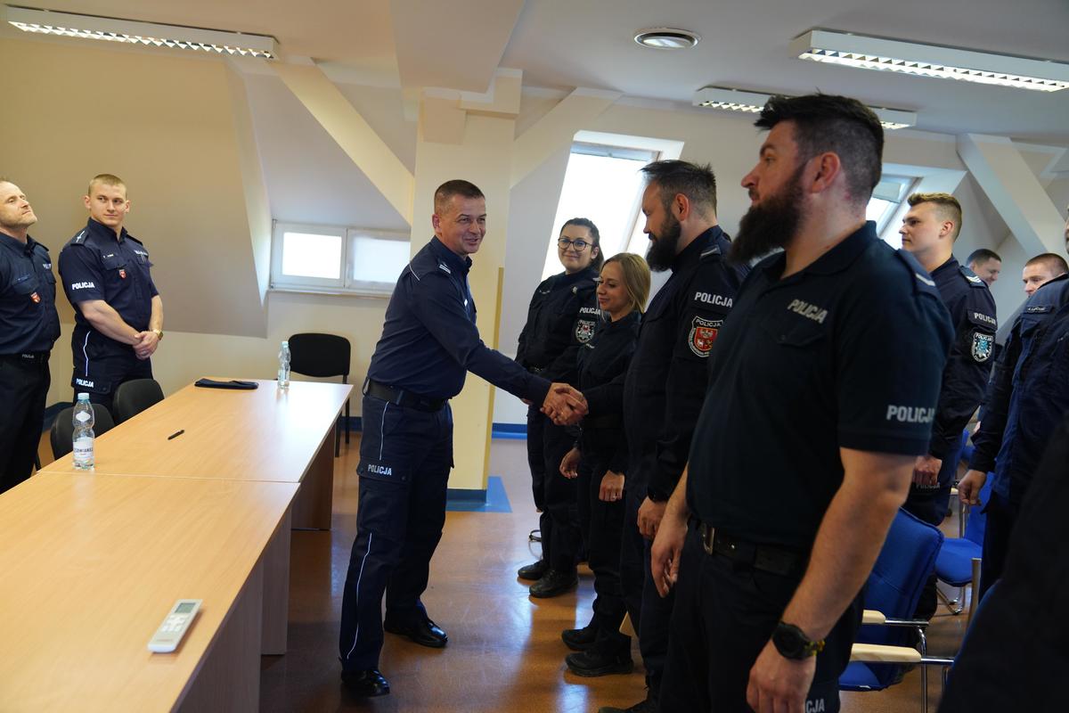 Policjanci podczas zakończenia kursu