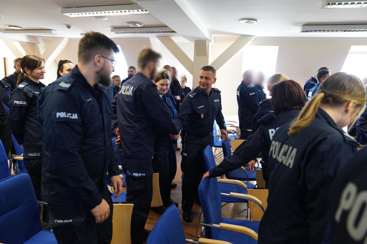 Policjanci podczas zakończenia kursu