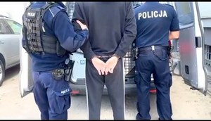 Policjanci i zatrzymany mężczyzna.