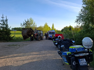 Miejsce zdarzenia drogowego. Pracujące służby.