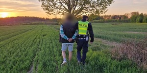 Policjant i zatrzymany mężczyzna.