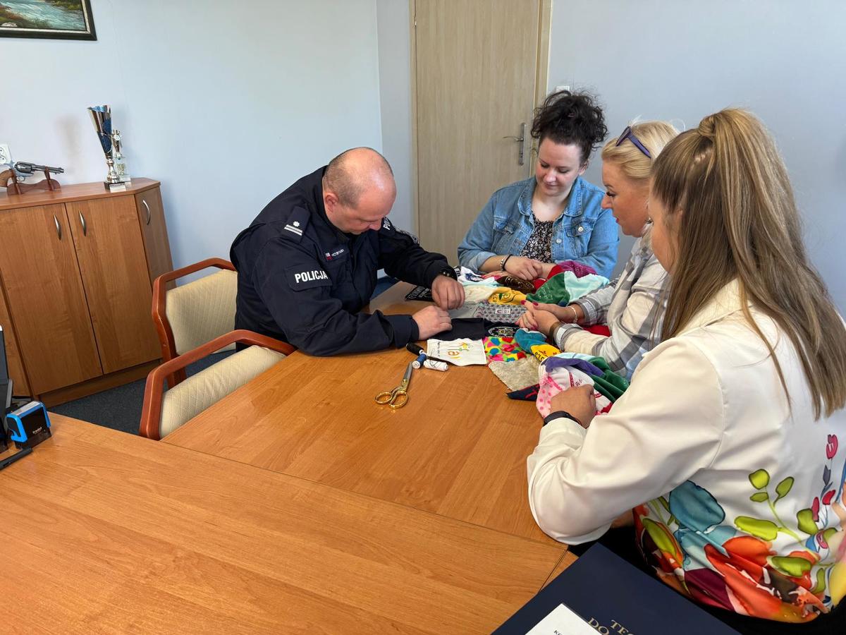 Uczestnicy akcji „Dobrem Przyszyci – Przyszyj się do nas”