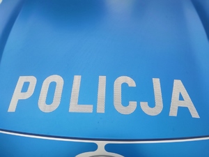 Fragment policyjnego radiowozu.