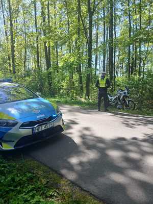 Policyjny radiowóz, policjant i motocykl