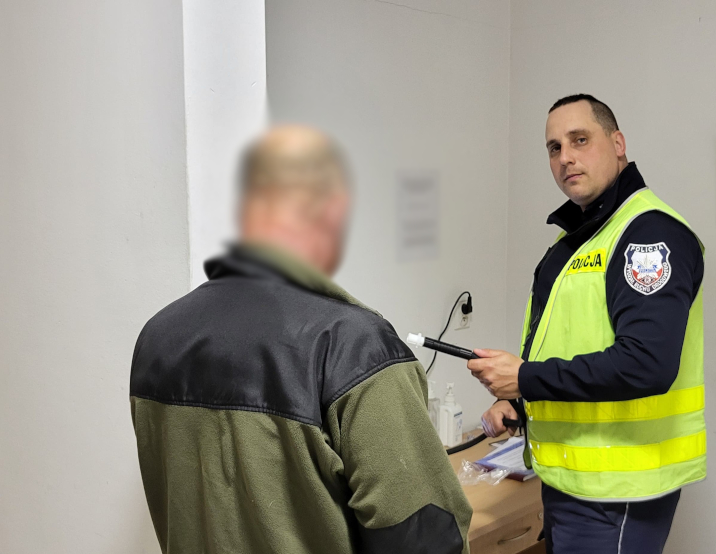 Policjant i mężczyzna podczas czynności.