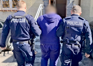 Policjanci i zatrzymany mężczyzna