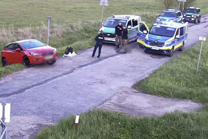 Miejsce zatrzymania mężczyzny. Samochód napastnika i radiowozy policji i straży granicznej na drodze