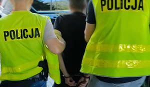 Policjanci i zatrzymany mężczyzna