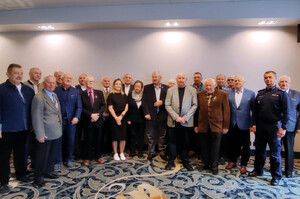 Zdjęcie grupowe na który są członkowie Stowarzyszenia Emerytów i Rencistów Policyjnych i Komendant Wojewódzki Policji w Olsztynie