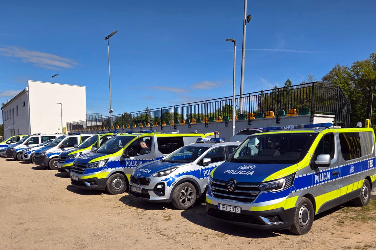 Uczestnicy szkolenia podczas ćwiczeń na murawie stadionu