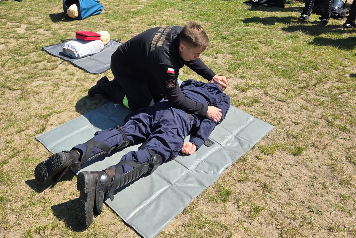 Uczestnicy szkolenia podczas ćwiczeń na murawie stadionu