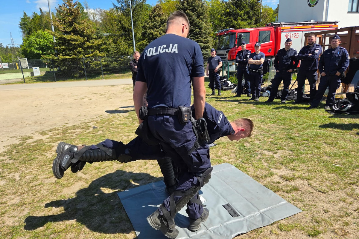 Uczestnicy szkolenia podczas ćwiczeń na murawie stadionu