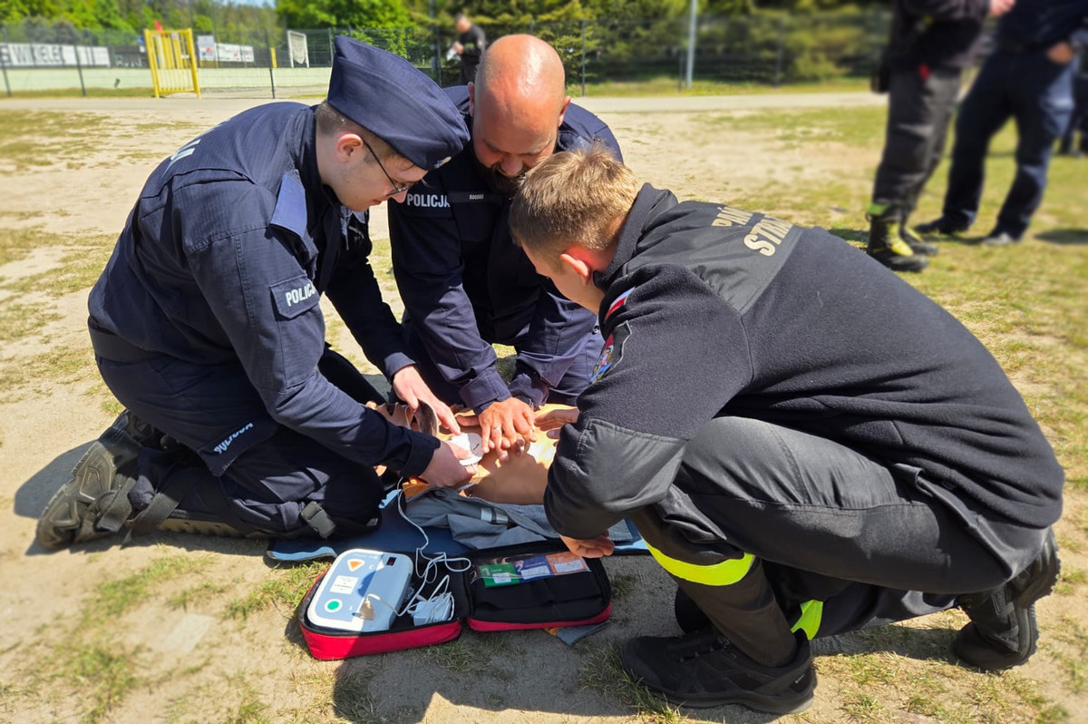 Uczestnicy szkolenia podczas ćwiczeń na murawie stadionu