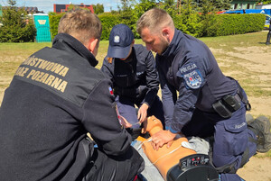 Uczestnicy szkolenia podczas ćwiczeń na murawie stadionu