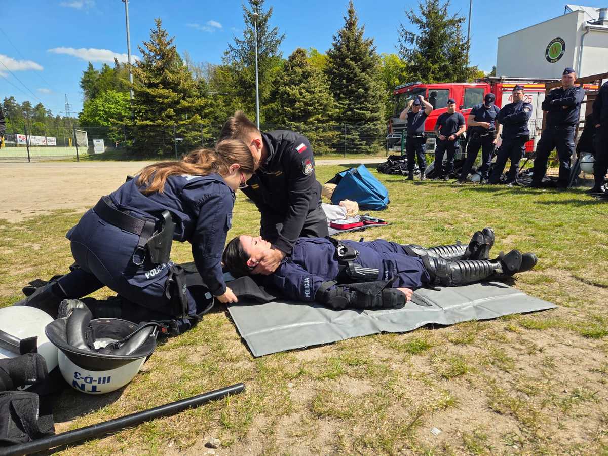 Uczestnicy szkolenia podczas ćwiczeń na murawie stadionu