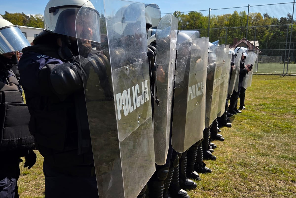Uczestnicy szkolenia podczas ćwiczeń na murawie stadionu