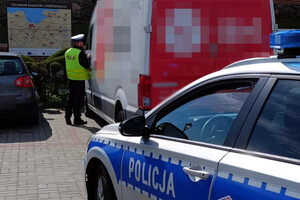 Policjanci podczas kontroli drogowej