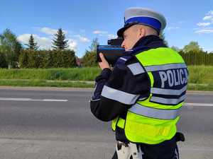 Policjant z ręcznym miernikiem prędkości