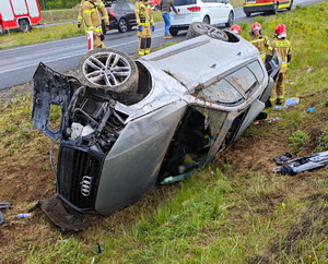 Auto w przydrożnym rowie