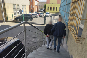 Policjanci i zatrzymany mężczyzna