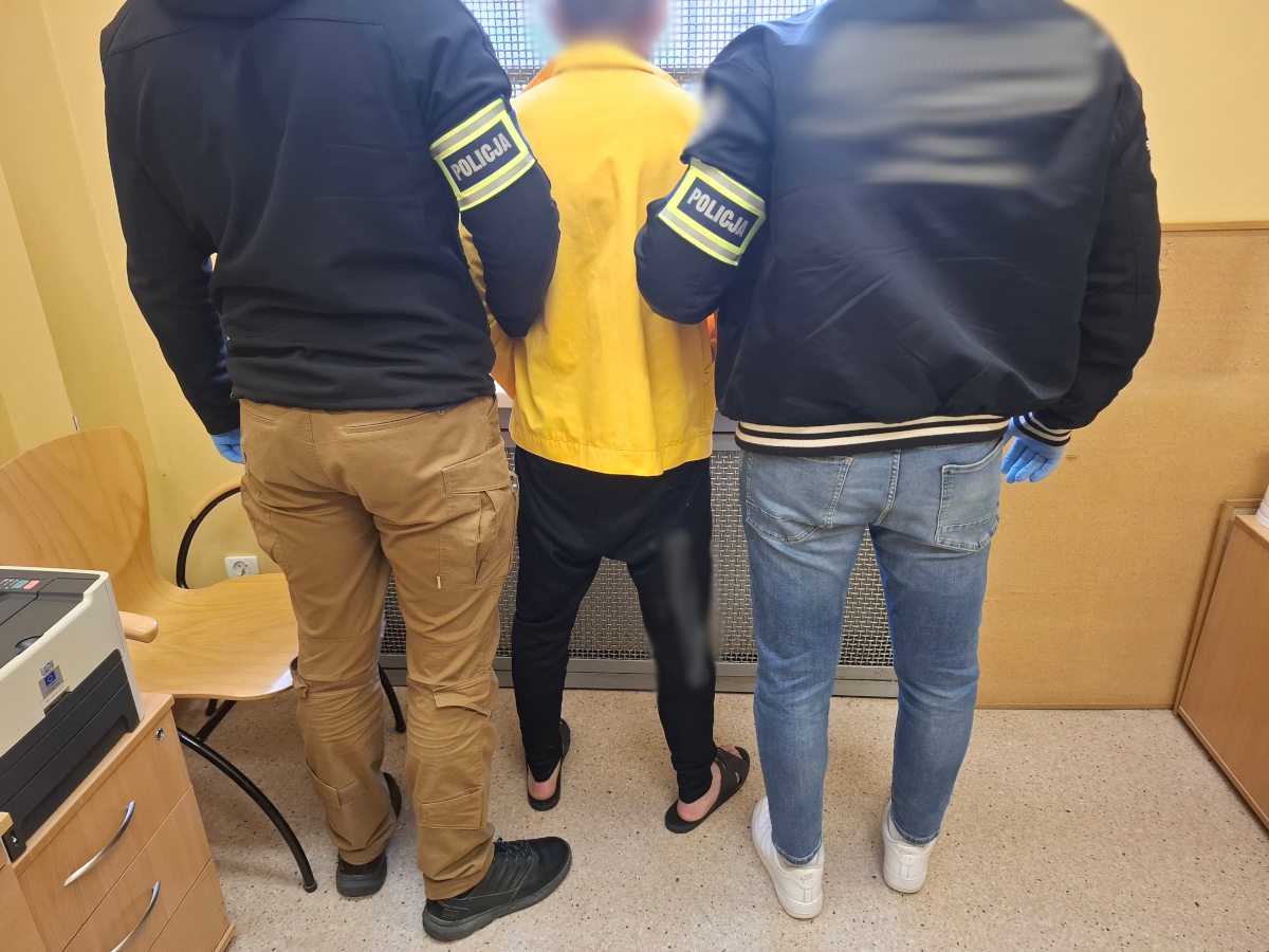 Policjanci i zatrzymany mężczyzna.