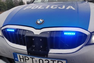 Fragment policyjnego radiowozu.