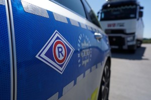 Radiowóz i pojazd ciężarowy