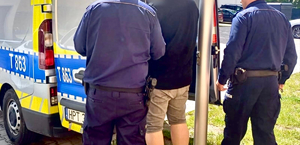 Policjanci i zatrzymany mężczyzna