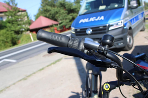 Rower i policyjny radiowóz.
