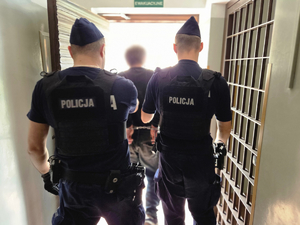 Policjanci i zatrzymany mężczyzna.