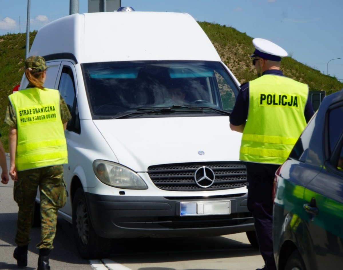 Kontrola drogowa policji i straży granicznej