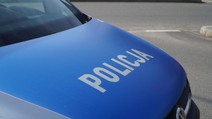 Fragment policyjnego radiowozu.